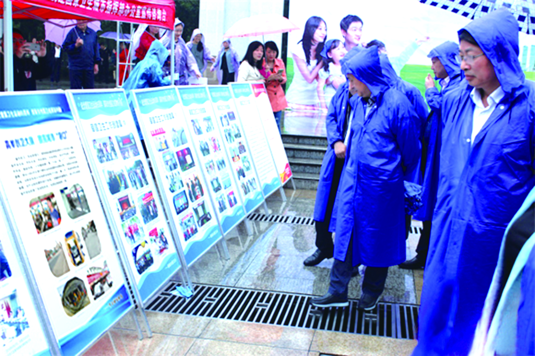 圖為市民冒雨在觀看我司圖文并茂創(chuàng)衛(wèi)成果展板。