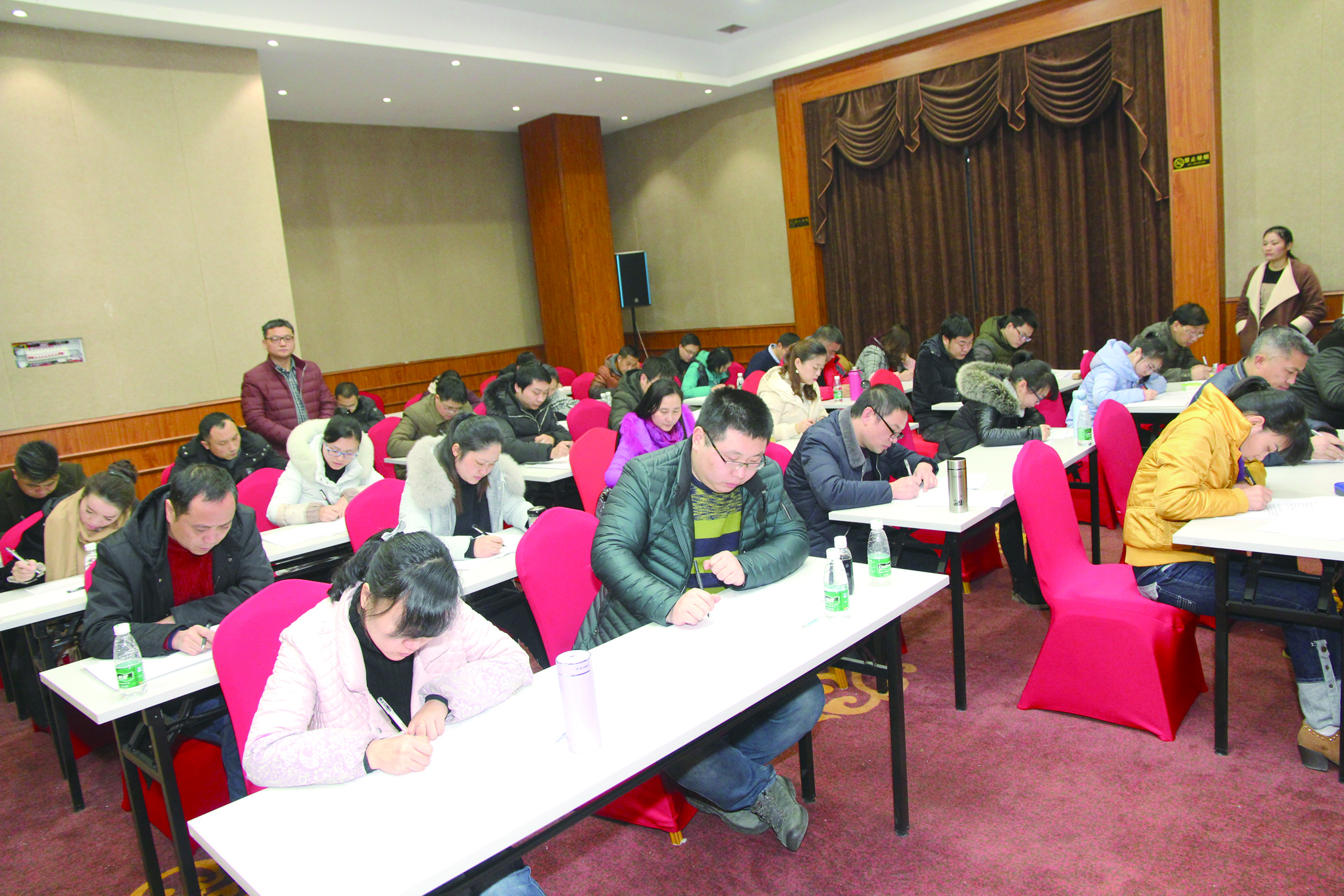1月15日，42名基層骨干正在認(rèn)真答題