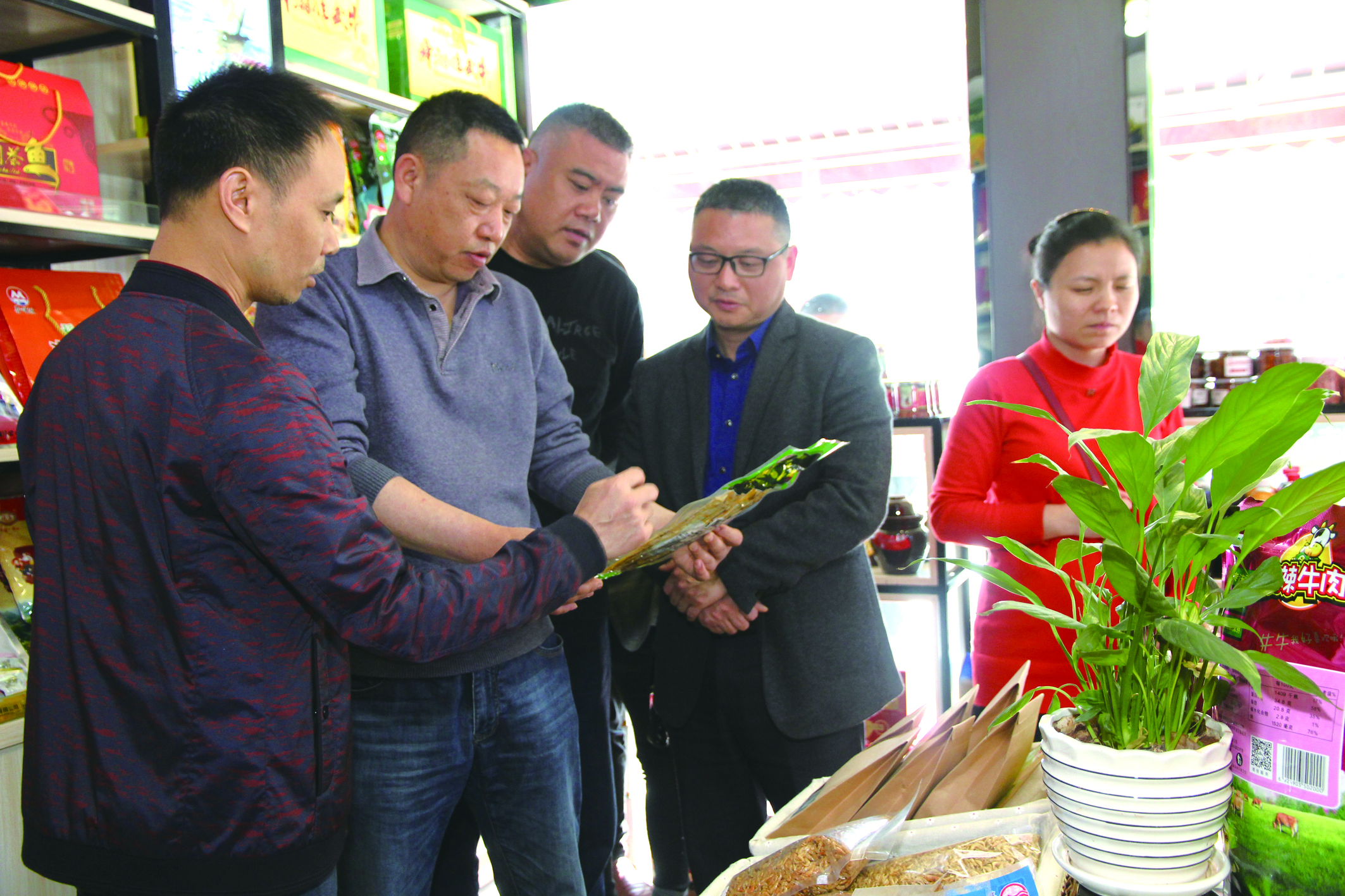 集團公司董事、副總經(jīng)理何偉紅帶領骨干學員在郴汽集團考察“郴味特產(chǎn)”