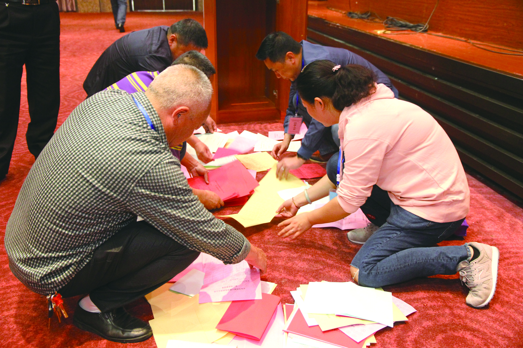 圖為工作人員在仔細(xì)清理選票。