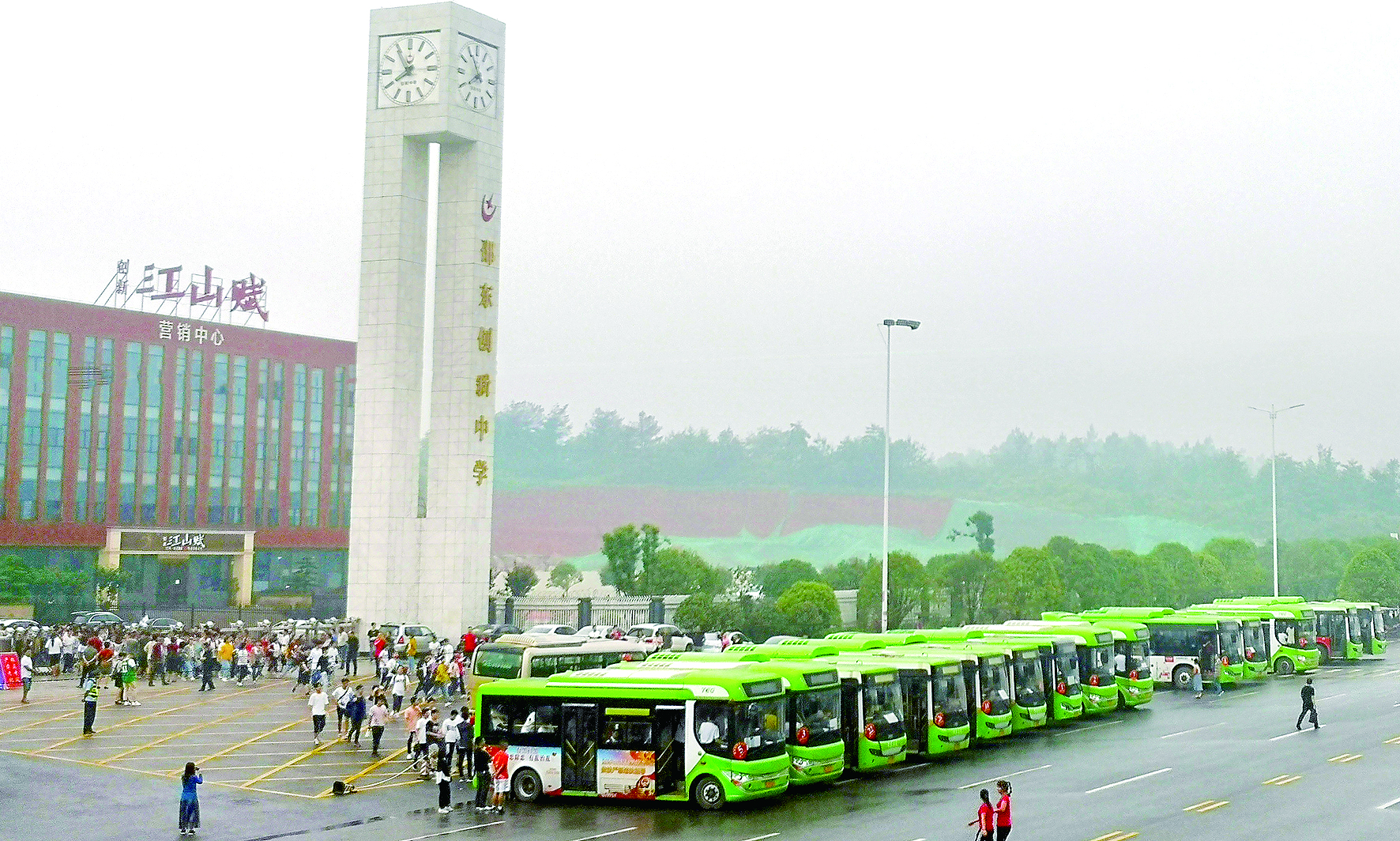 愛(ài)心送考 多方給力 邵東公汽 （尹向連報(bào)道） 為認(rèn)真貫徹落實(shí)邵東縣高考交通運(yùn)輸保障工作會(huì)議精神，確保2019年高考接送工作安全、平穩(wěn)、萬(wàn)無(wú)一失，邵東公汽公司領(lǐng)導(dǎo)未雨綢繆，提前要求車(chē)隊(duì)做好應(yīng)急預(yù)案。高考前夕，該公司對(duì)全部運(yùn)營(yíng)車(chē)輛進(jìn)行安全檢查；對(duì)駕駛員進(jìn)行培訓(xùn)教育，加強(qiáng)了路檢路查，加大了對(duì)“三品”的檢查力度；要求所有的駕駛員“無(wú)聲”駕駛，特別是在靠近考點(diǎn)位置，嚴(yán)禁公交車(chē)?guó)Q笛，并調(diào)低了報(bào)站聲音，在調(diào)度中心后臺(tái)，循環(huán)發(fā)送降噪提醒，為考生營(yíng)造一個(gè)安靜的考試環(huán)境。 同時(shí)，該公司就運(yùn)力安排、車(chē)輛安全、優(yōu)質(zhì)服務(wù)、照顧考生等方面做了全面部署，并協(xié)調(diào)交警就送考車(chē)輛行駛線路做了具體規(guī)劃。另規(guī)定高考期間，憑準(zhǔn)考證的考生與陪考家長(zhǎng)可以一起免費(fèi)乘坐公交車(chē)。 據(jù)悉，本次共派出近100輛新能源純電動(dòng)公交車(chē)為5000多名莘莘學(xué)子提供接送服務(wù)，贏得了服務(wù)學(xué)校領(lǐng)導(dǎo)及家長(zhǎng)的點(diǎn)贊。
