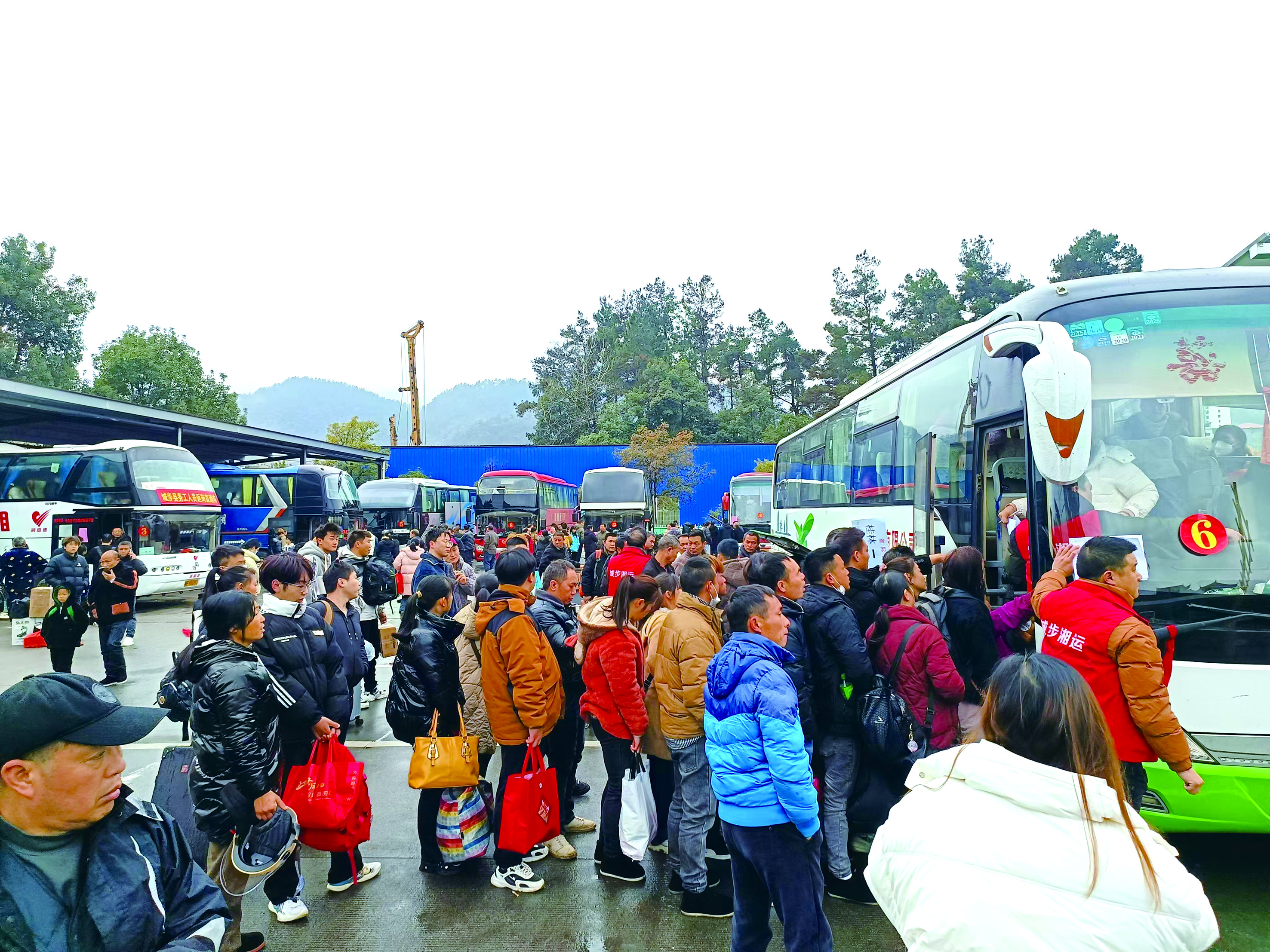 城步開(kāi)行務(wù)工人員返鄉(xiāng)返崗免費(fèi)直通車(chē) （方剛 李高雄報(bào)道）